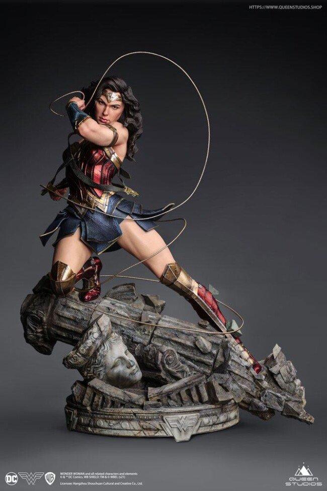 x_qs-ww-comic-statue