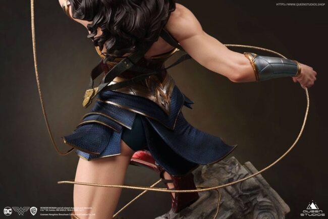 x_qs-ww-comic-statue_x