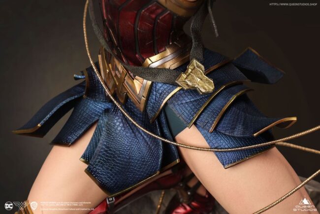 x_qs-ww-comic-statue_y