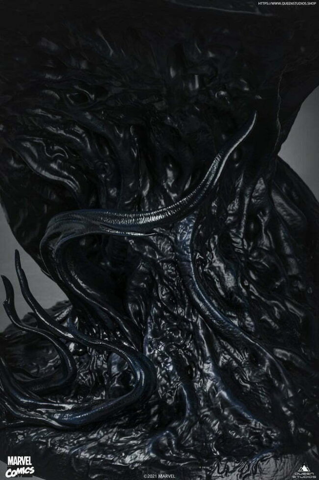 Venom-Life-Size-Queen-Studios (4)