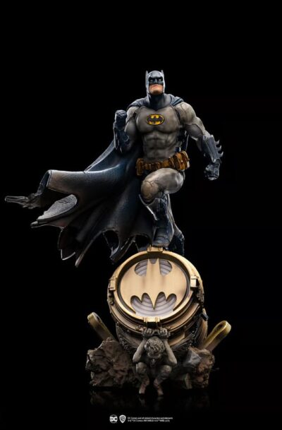 Iron Studios: Batman "Batman on Batsignal -  Exclusive" 1/10 Art Scale Statue