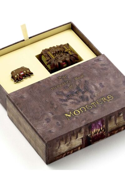 Harry Potter: Monster Book Schlüsselanhänger und Ansteckpin Geschenkset