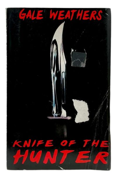 Production Used: Scream 4 (2011) "Gale Weathers (Courteney Cox) Knife Of The Hunter Buch" Production Used Prop